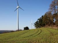 Windräder auf grünen Feldern